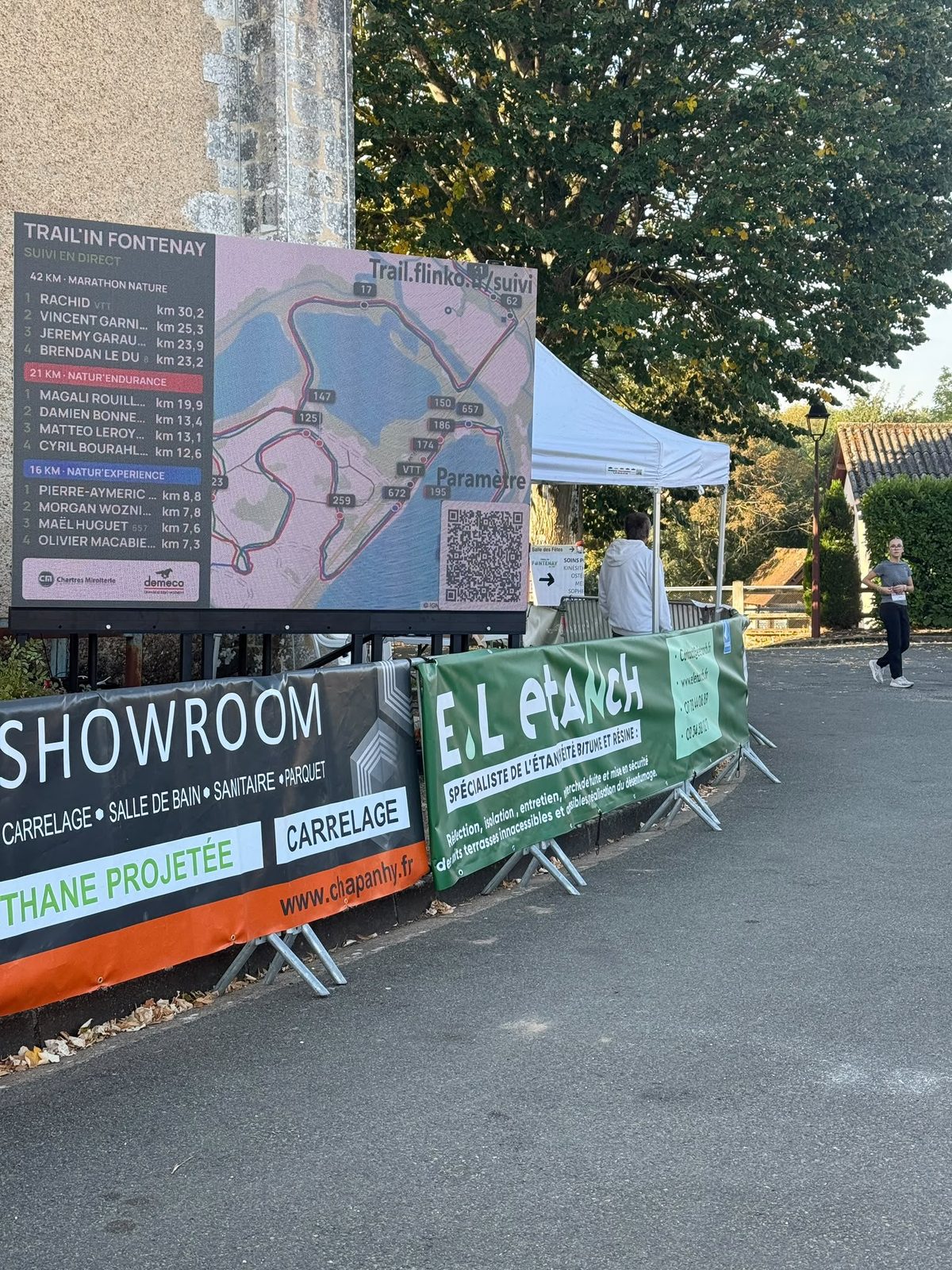 Écran LED affichant la carte des parcours et le QR code d'activation du suivi GPS au Trail'in Fontenay