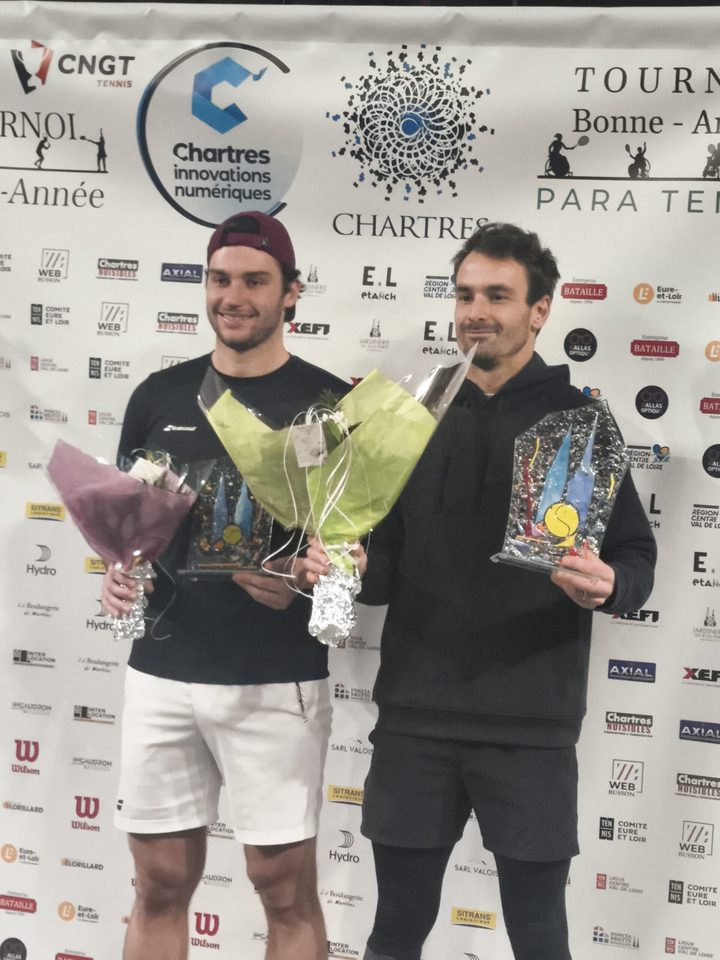Les deux finalistes messieurs du NTBA 2025, Antoine Cornut-Chauvinc et Antoine Escoffier, avec leurs trophées